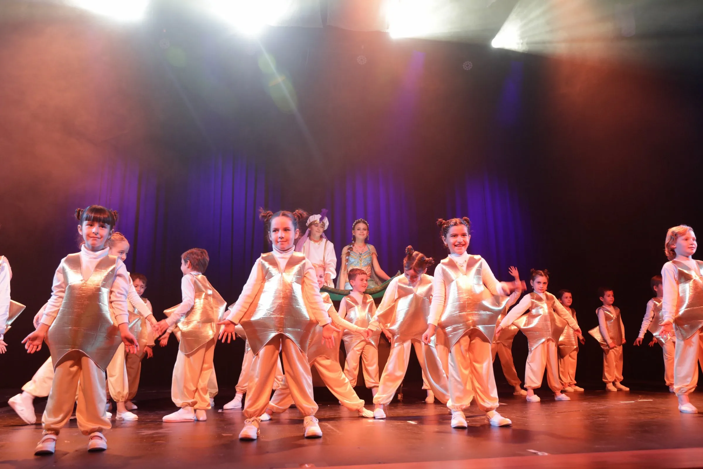 Escena de Arabian Nights, el Primary Concert de Haras Santa María, con los chicos en el escenario