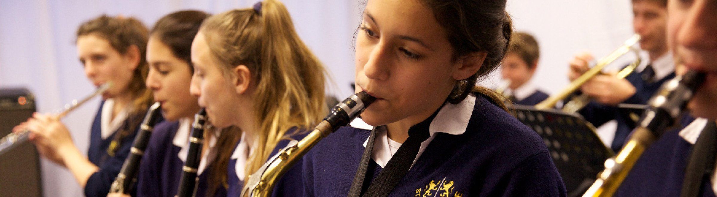 Una alumna toca el clarinete en la banda del colegio