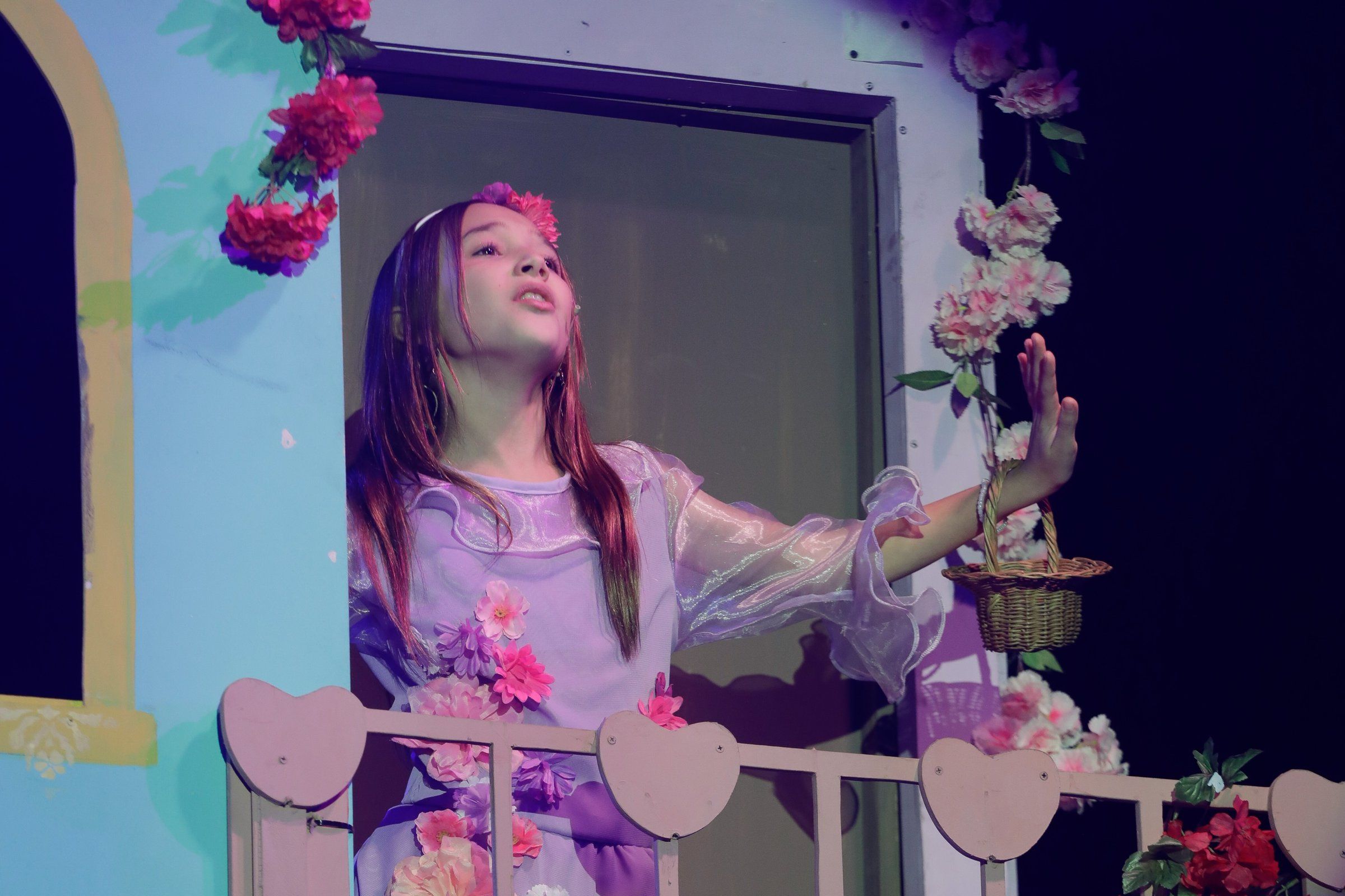 Un alumno canta en el concierto de Primaria con vestuario de colores
