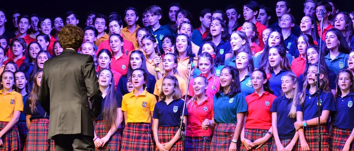 Los coros de los Houses con las remeras de colores