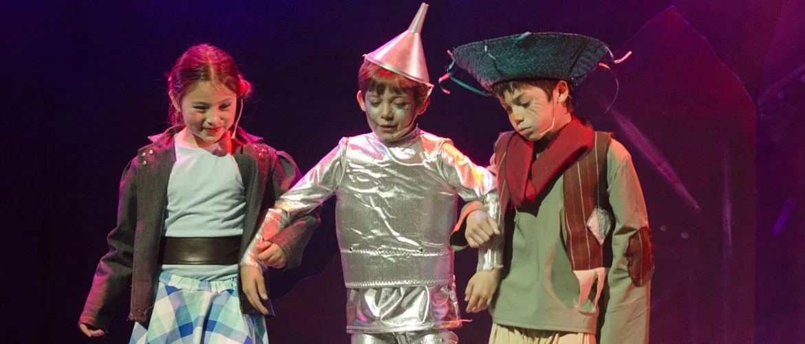 Dos alumnos caracterizados durante un musical del Drama Club