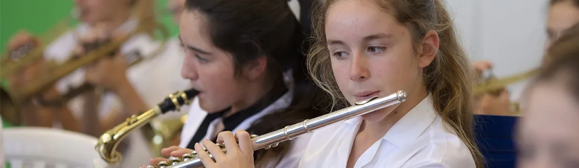 Alumnas de Primaria tocan la flauta en la clase de música