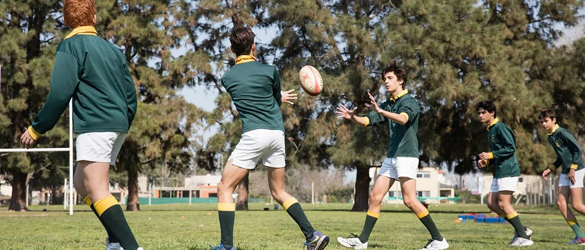 Chicos de Primaria corren por el campo de deportes