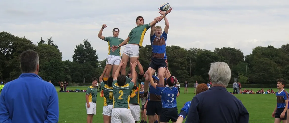 Line de rugby: los alumnos levantan a un compañero para ganar la pelota