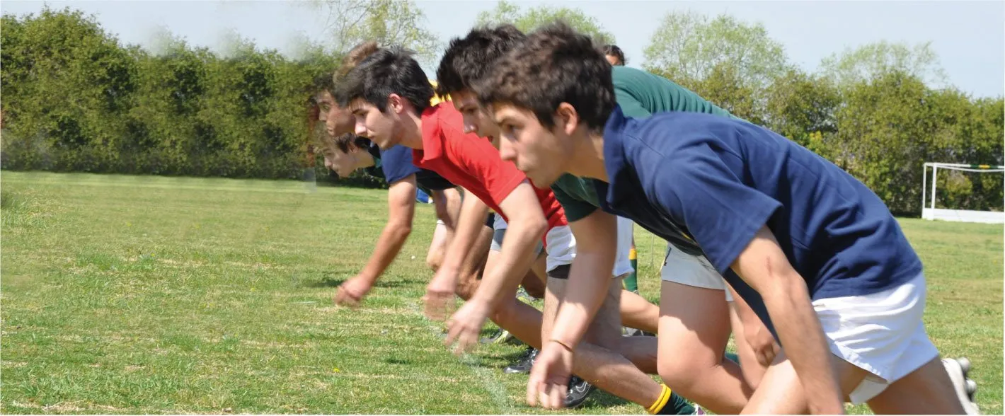 Dos alumnos se preparan para la salida en el campo de rugby