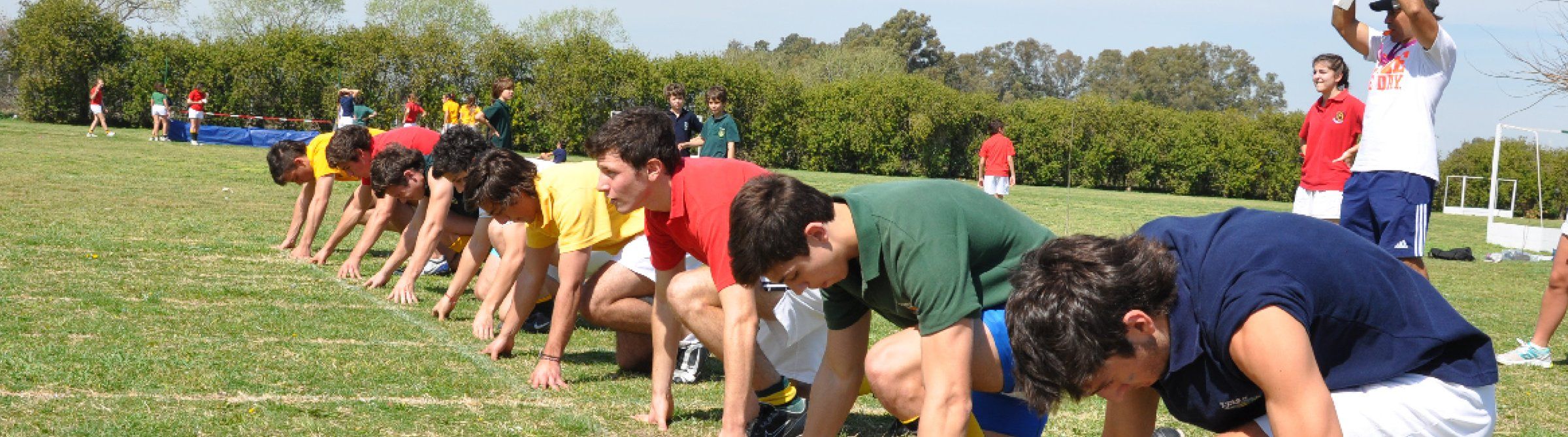 Scrum de rugby de los alumnos del colegio en el campo de deportes