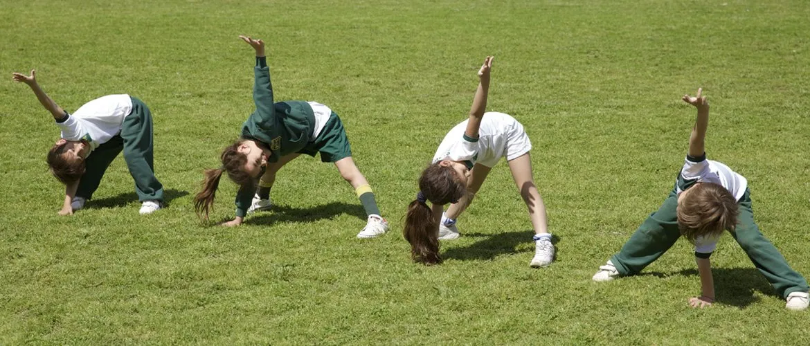 Chicos de Primaria hacen verticales en el campo de HSM