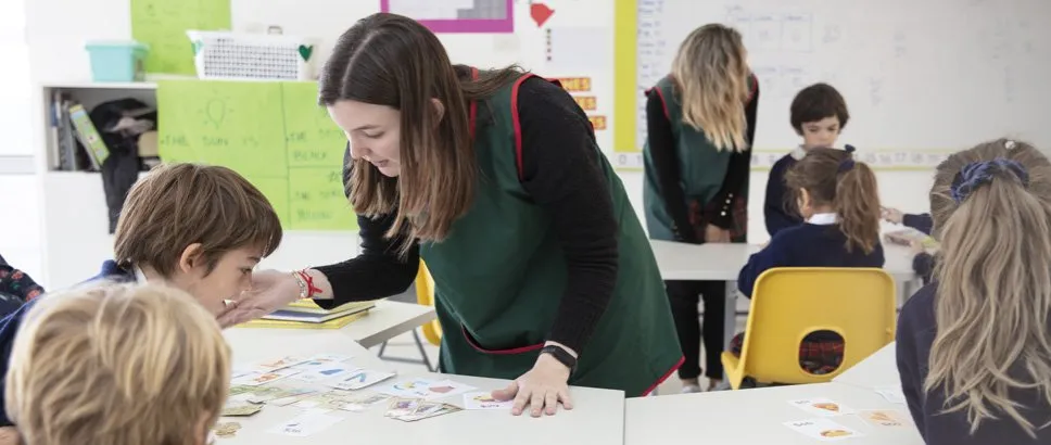 Una docente de Nivel Inicial trabaja con los chicos en la sala