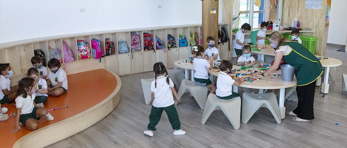 Nuevo espacio de Nivel Inicial: muebles curvos de colores y luz natural