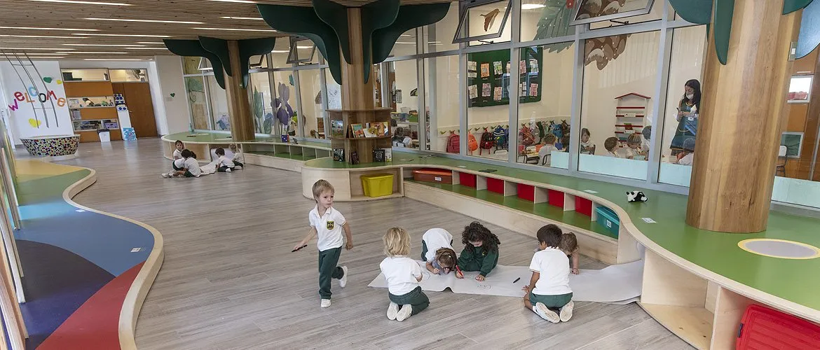 Nuevo espacio de Nivel Inicial: muebles curvos, colores y luz natural