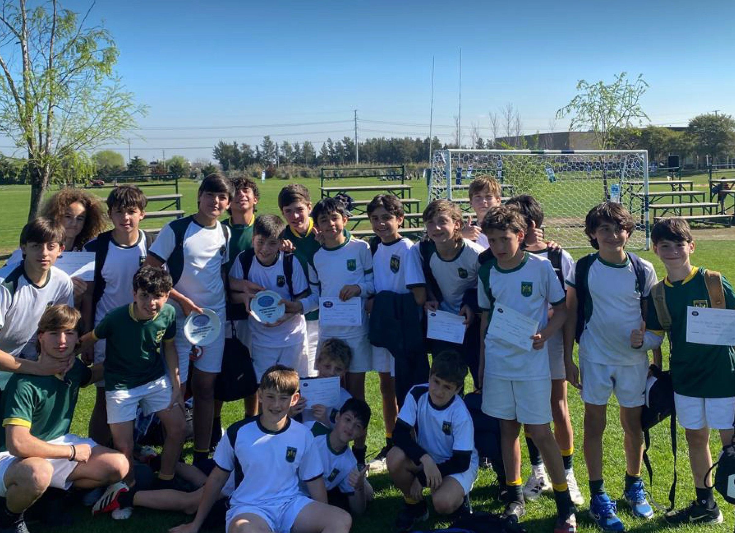 Un grupo de alumnos reunidos en el campo de deportes