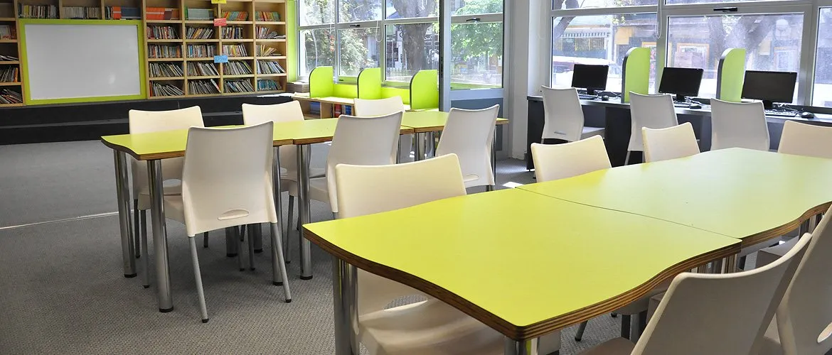Biblioteca de la sede Olivos, con mesas de trabajo