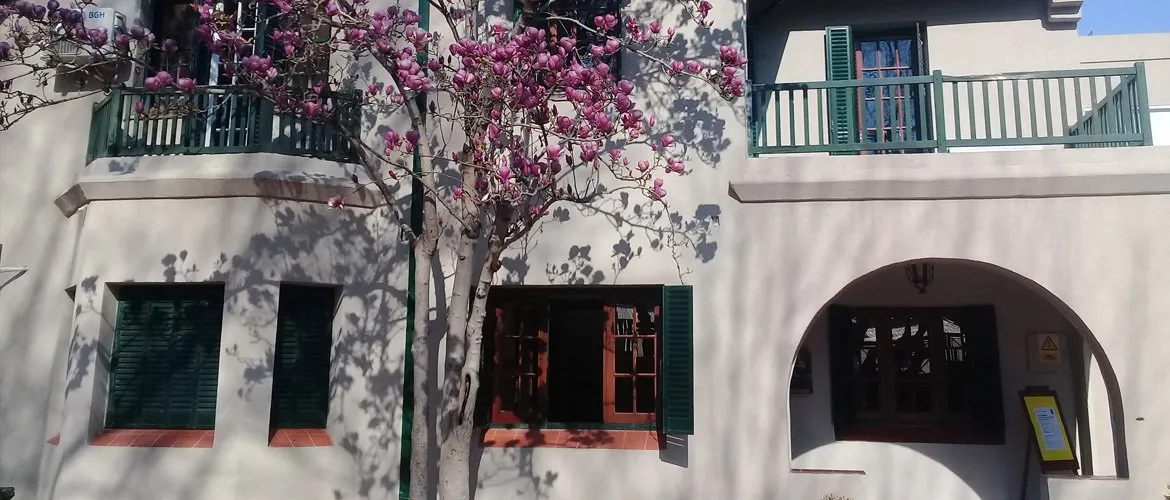La casa de estilo inglés donde nació el colegio en 1980, hoy sede de la Dirección General