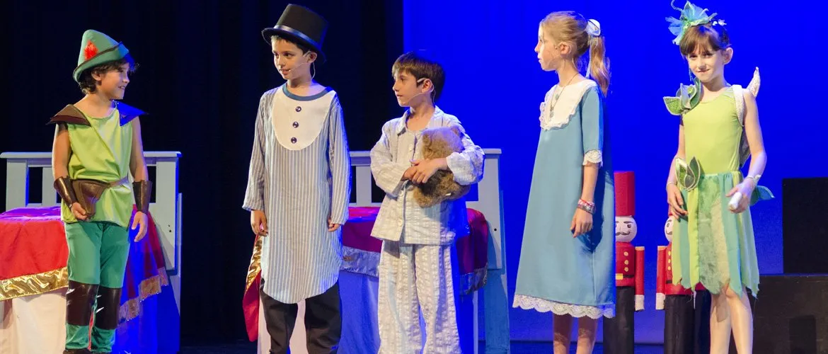 Escena de un musical del Drama Club en el escenario de Olivos