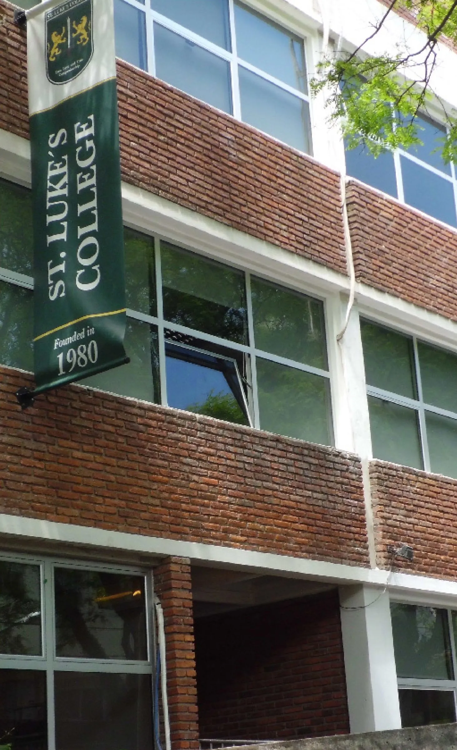 El edificio de la sede Olivos visto desde la vereda