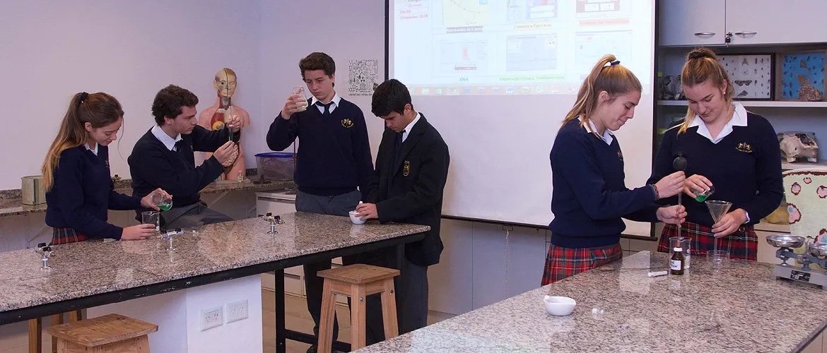 Alumnos trabajan en el laboratorio de ciencias de Olivos