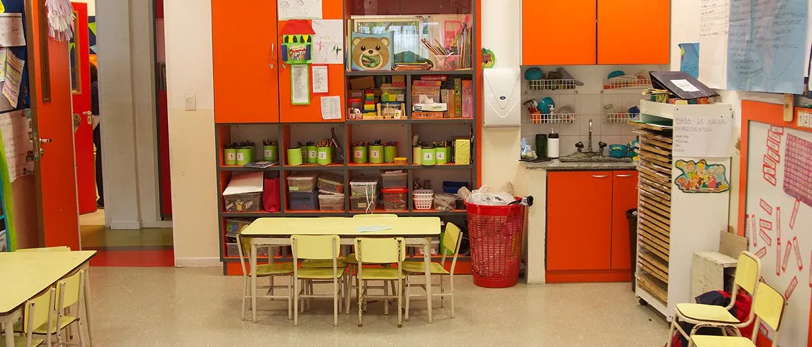 Sala de Nivel Inicial con mobiliario de colores y rincones de juego