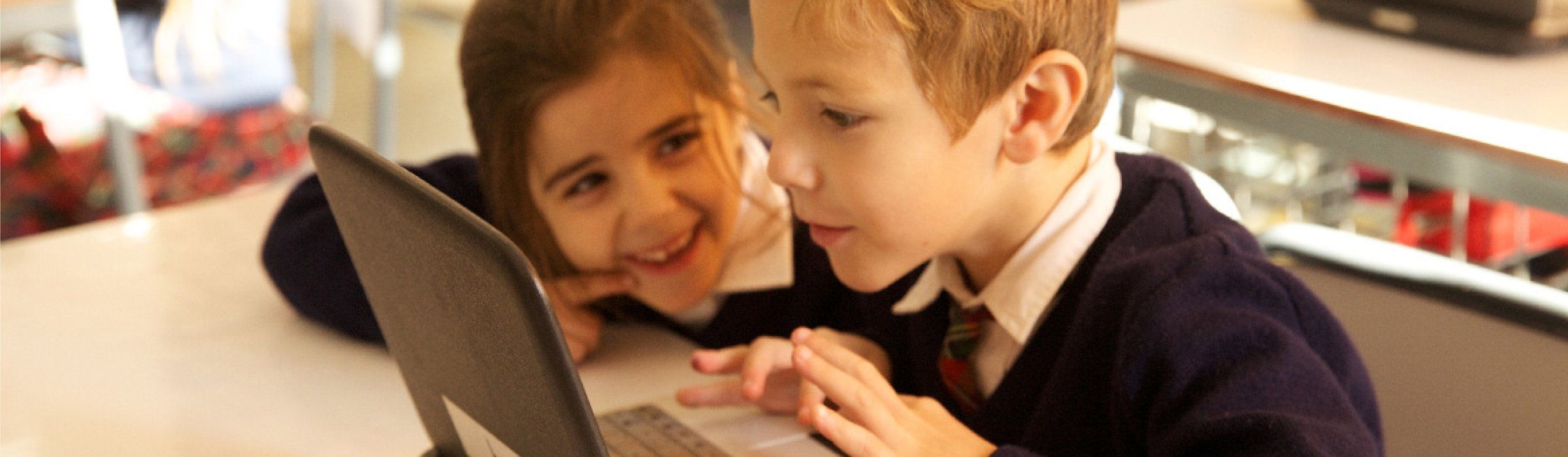 Alumnos de Primaria trabajan en sus mesas durante una clase