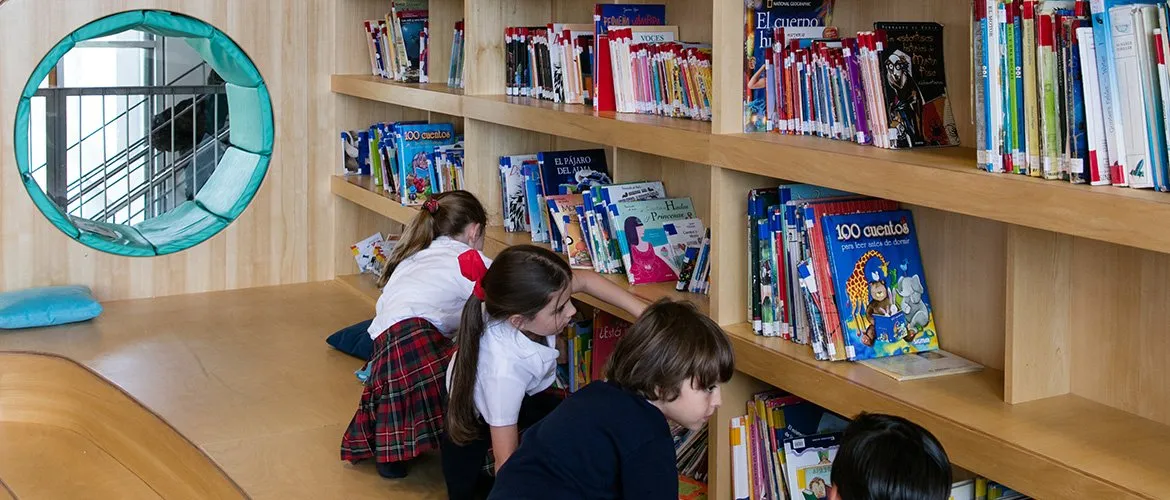 Alumnos de Primaria eligen libros en la biblioteca del colegio