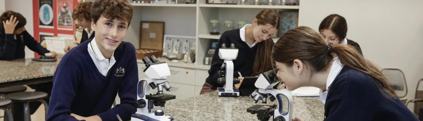 Alumnos de Primaria observan por el microscopio en el laboratorio de ciencias