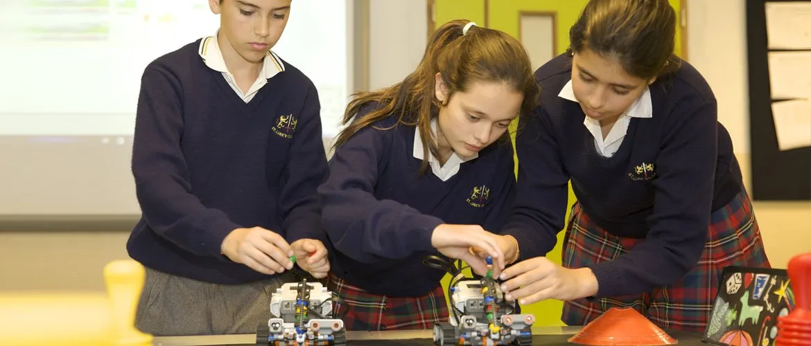 Alumnas de Primaria hacen un experimento de química