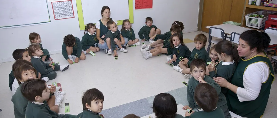 Alumnos de Primaria sentados en ronda durante una actividad en el aula