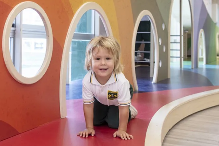 Un espacio de aprendizaje flexible con muebles de colores