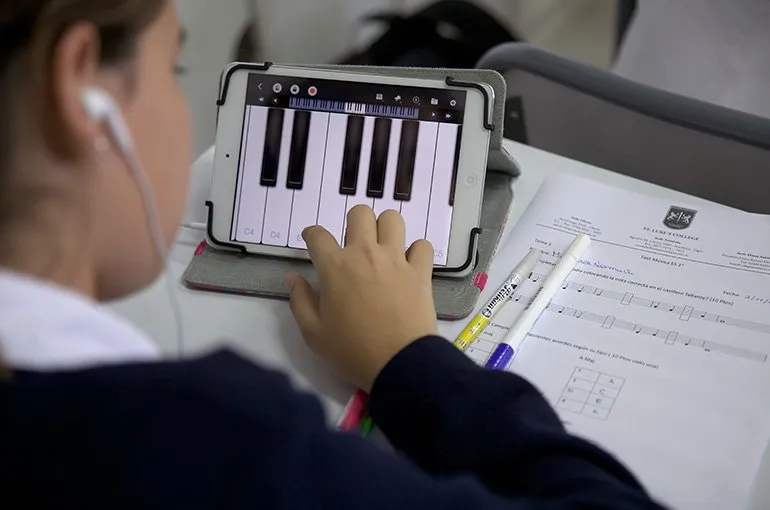 Alumnos trabajan con sus propios dispositivos en clase