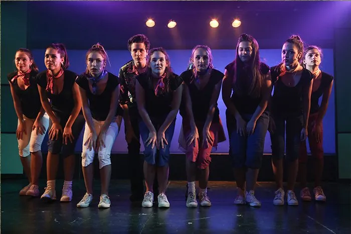 Escena de un musical del Drama Club