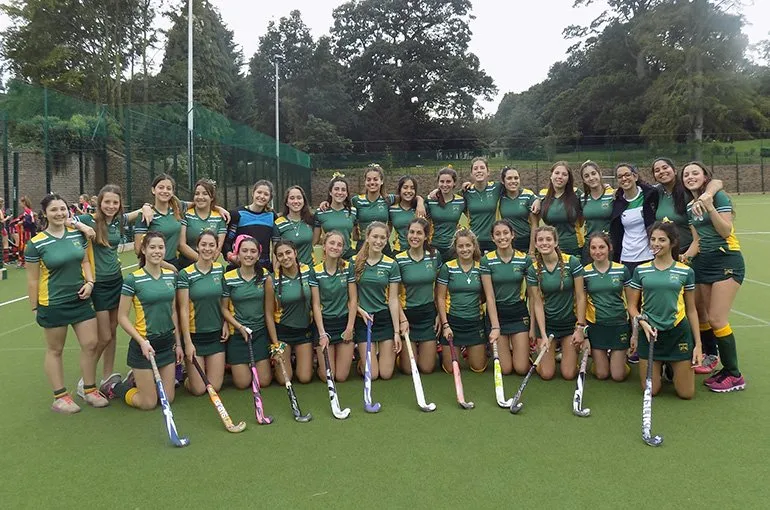 Alumnos de la gira europea frente a un castillo