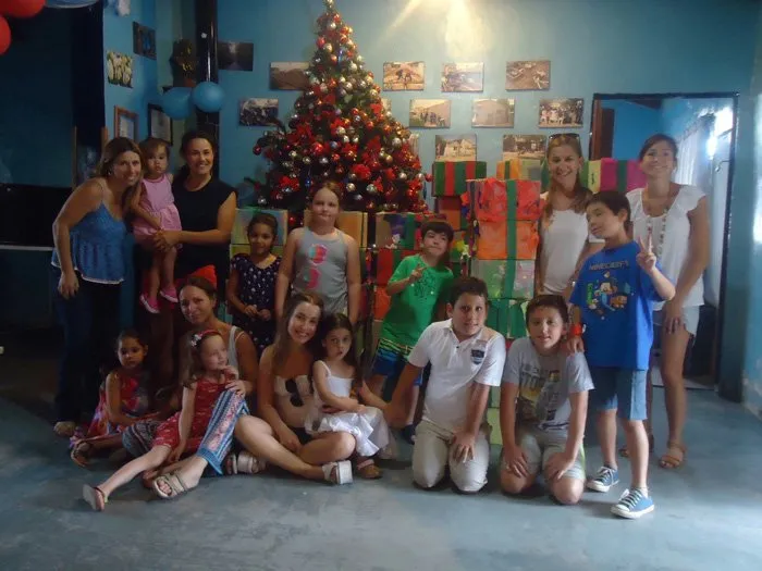 Cajas navideñas armadas por los alumnos para las familias de la zona