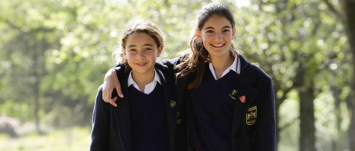 Dos amigas de Secundaria abrazadas en el parque de la sede