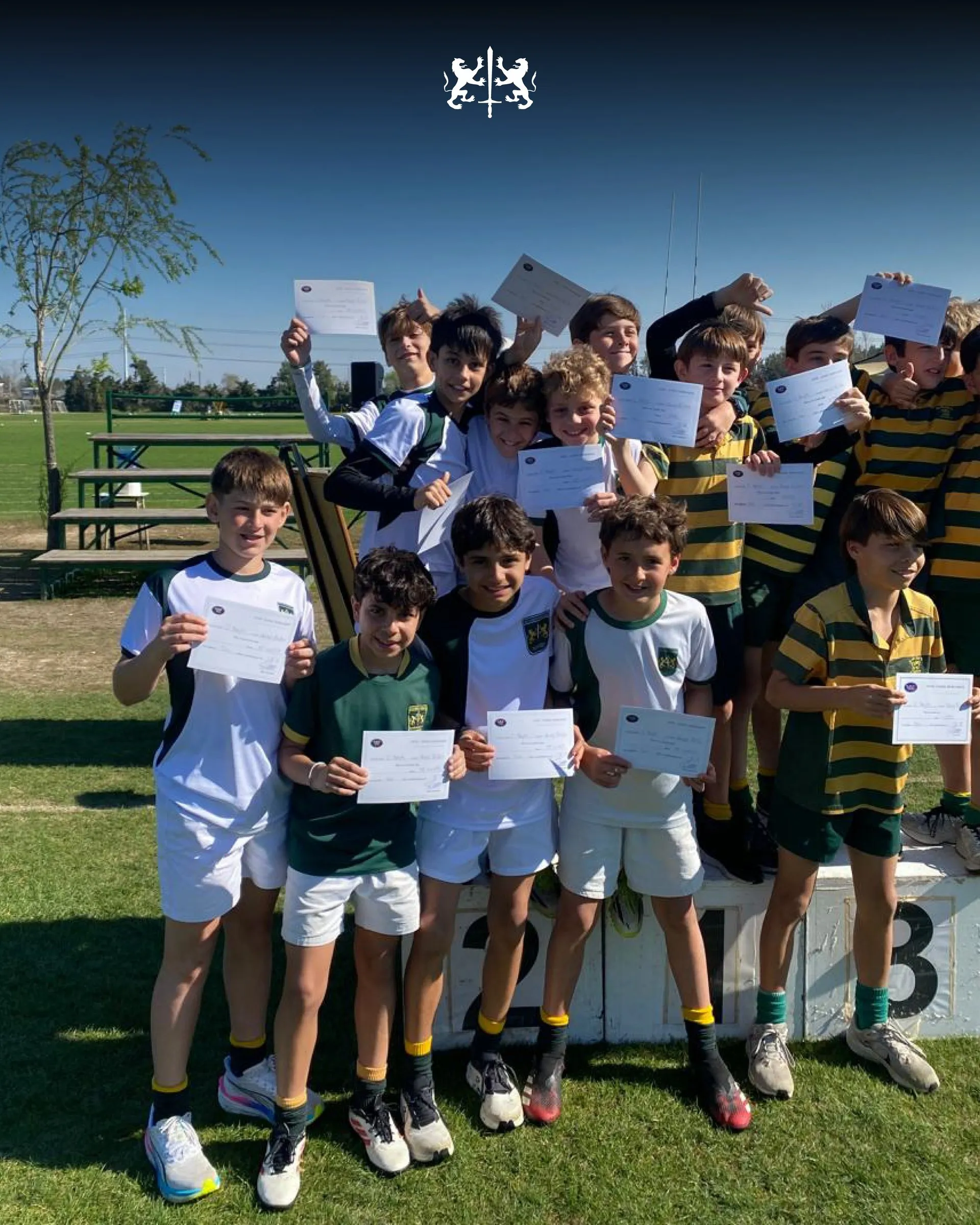 Alumnos de Secundaria muestran sus certificados en el campo de deportes