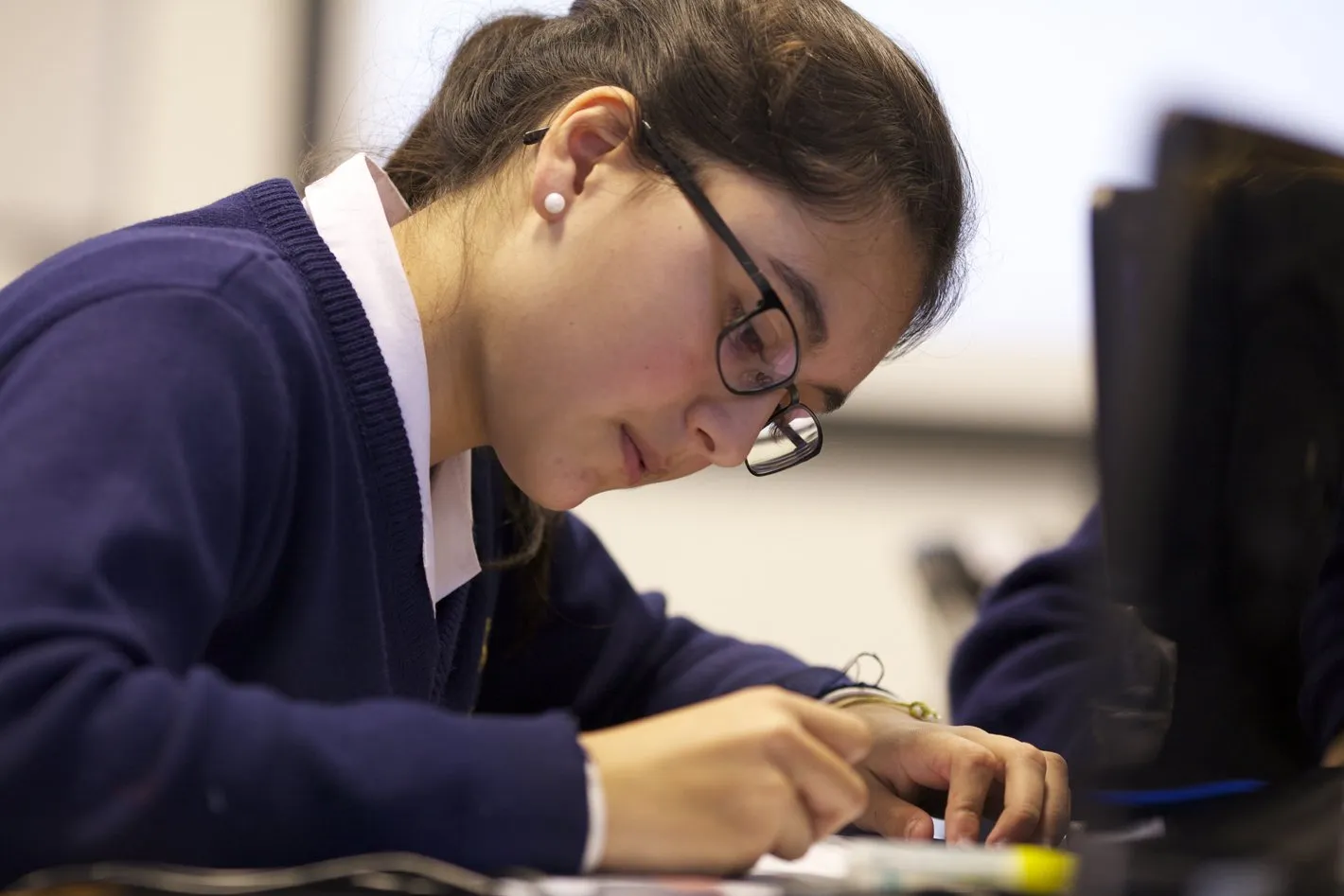 Alumnos de Secundaria trabajan en la sala de computación