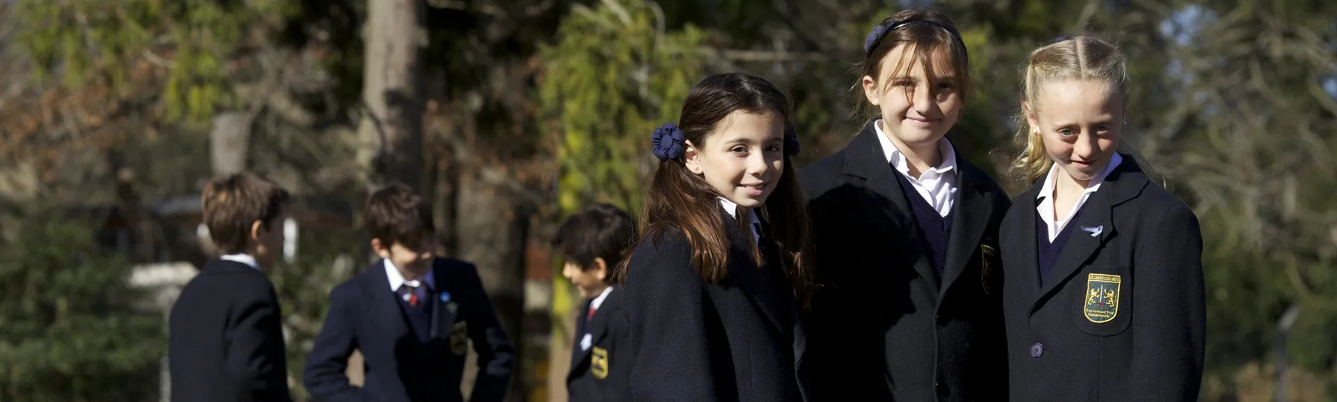 Alumnas de Primaria con el blazer del colegio, en el parque de la sede