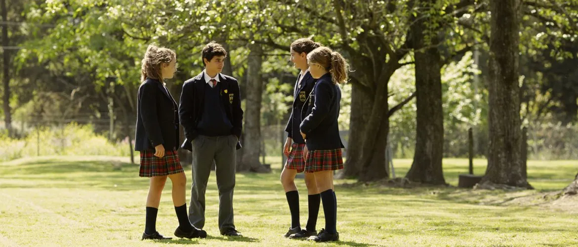 Grupo de alumnos de Secundaria bajo los árboles del parque de la sede