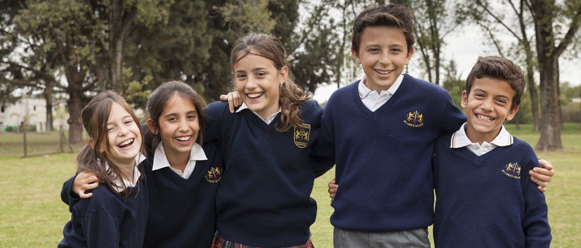 Grupo de alumnos de Secundaria abrazados en el parque de la sede