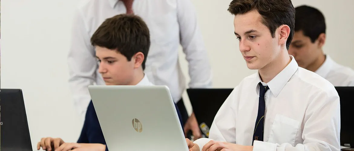 Dos alumnos de Secundaria trabajan juntos frente a una notebook