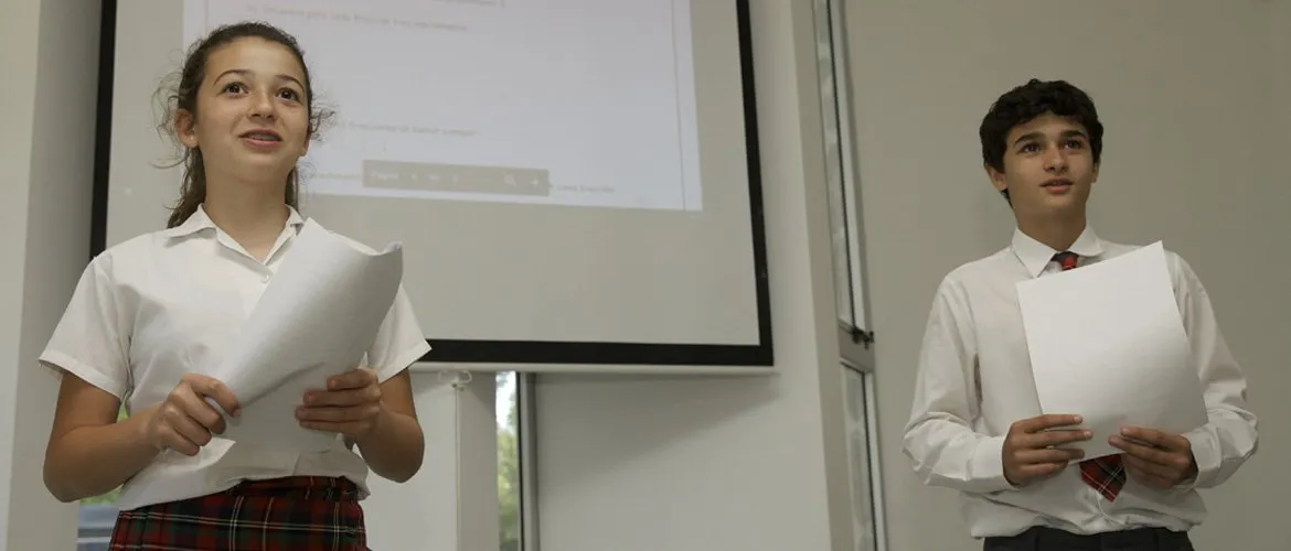 Alumnos de Secundaria exponen un trabajo frente a la clase