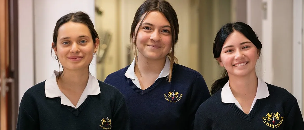 Tres alumnas de Secundaria sonríen en el patio del colegio