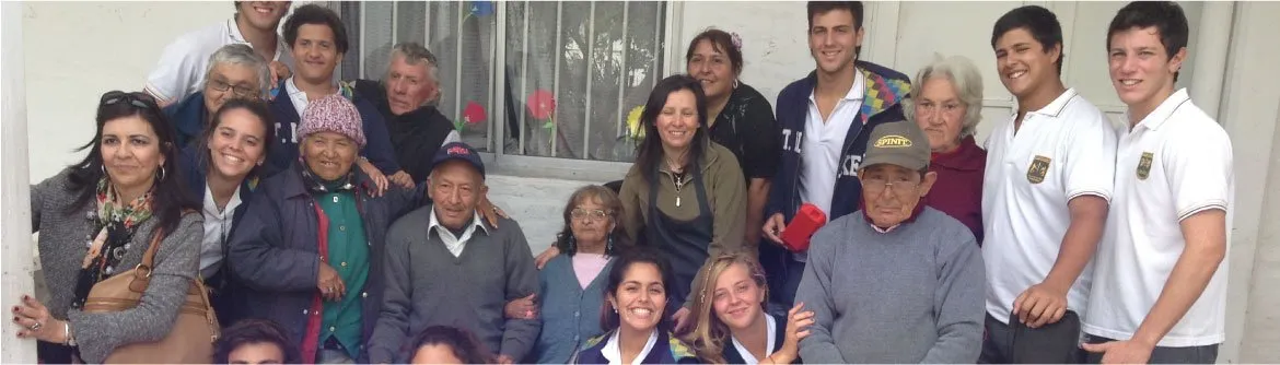 Alumnos comparten una visita con abuelos de un hogar