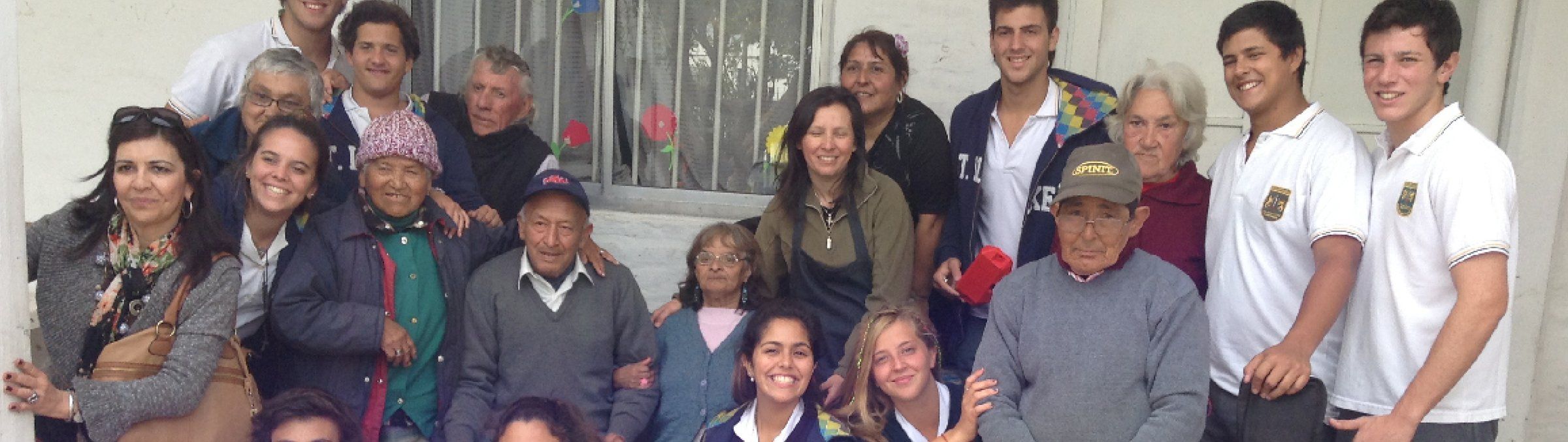 Alumnos de Secundaria comparten una visita con abuelos de un hogar