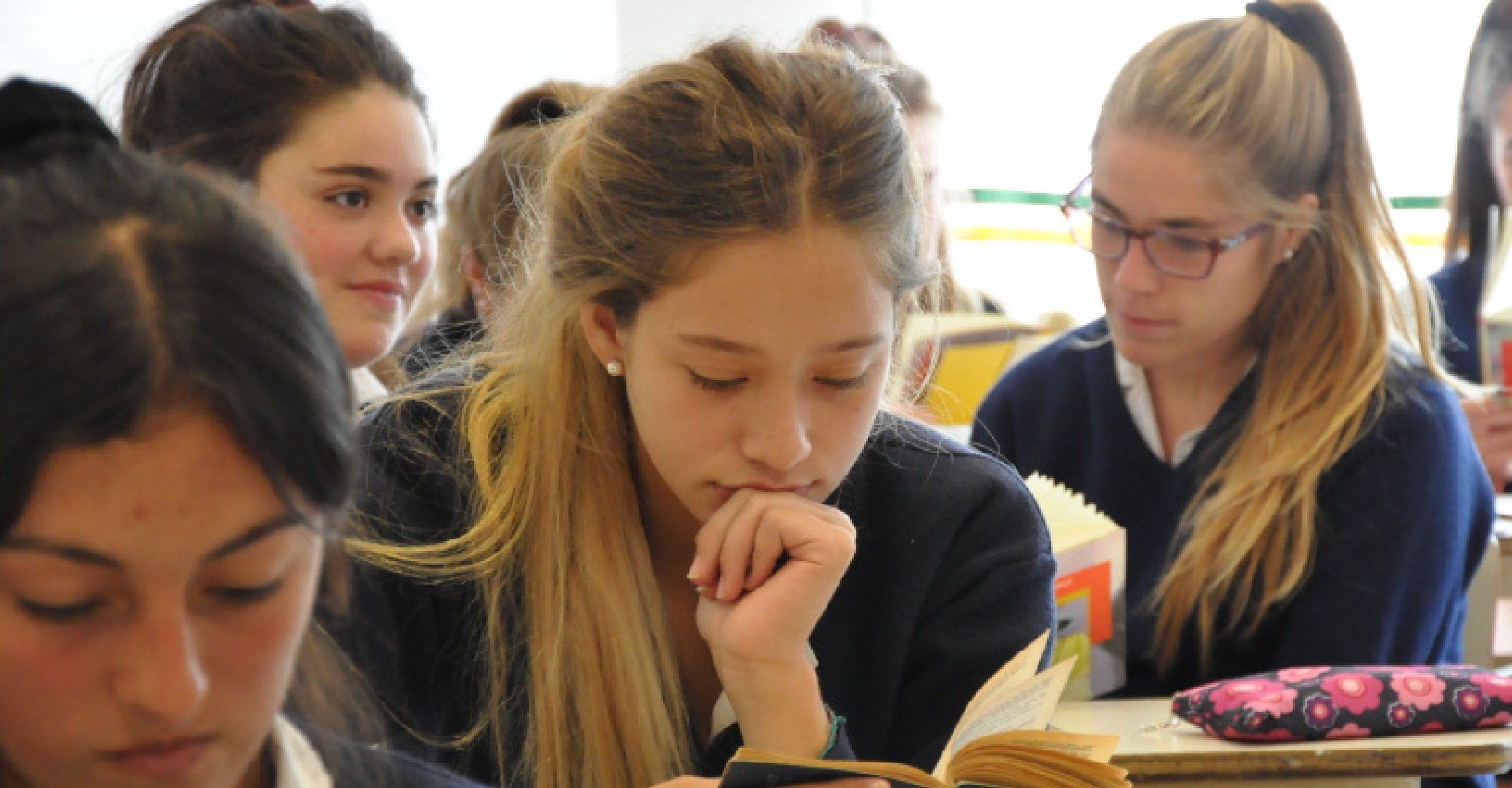 Alumnas de Secundaria trabajan en clase con sus cuadernos y notebooks