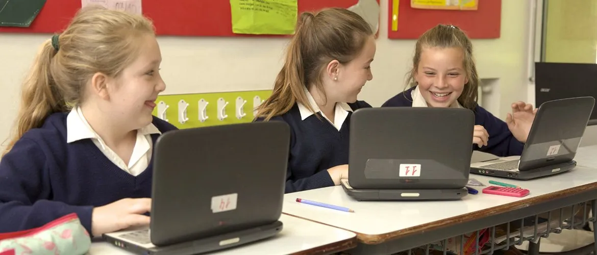 Alumnas de Primaria trabajan con notebooks en el aula