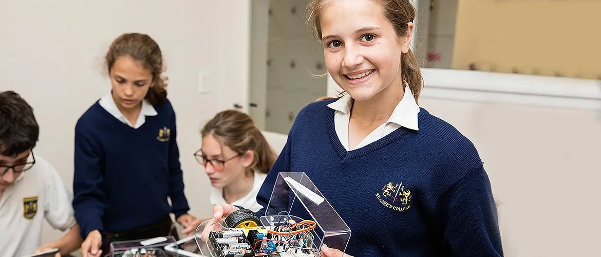 Una alumna de Primaria programa un pequeño robot en el aula